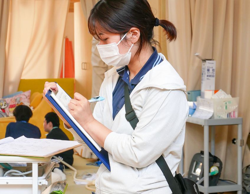 記録するスタッフ